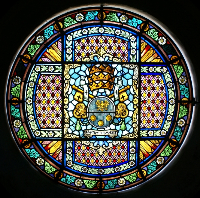 Vitral com escudo papal