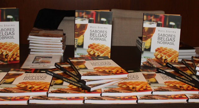 Mesa com livros Sabores belgas no Brasil do autor Marc Storms