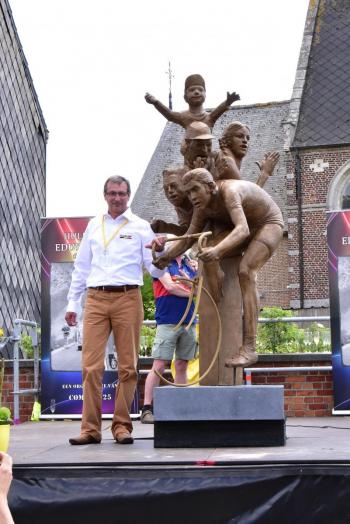 Luc De Blick met standbeeld Eddy Merckx